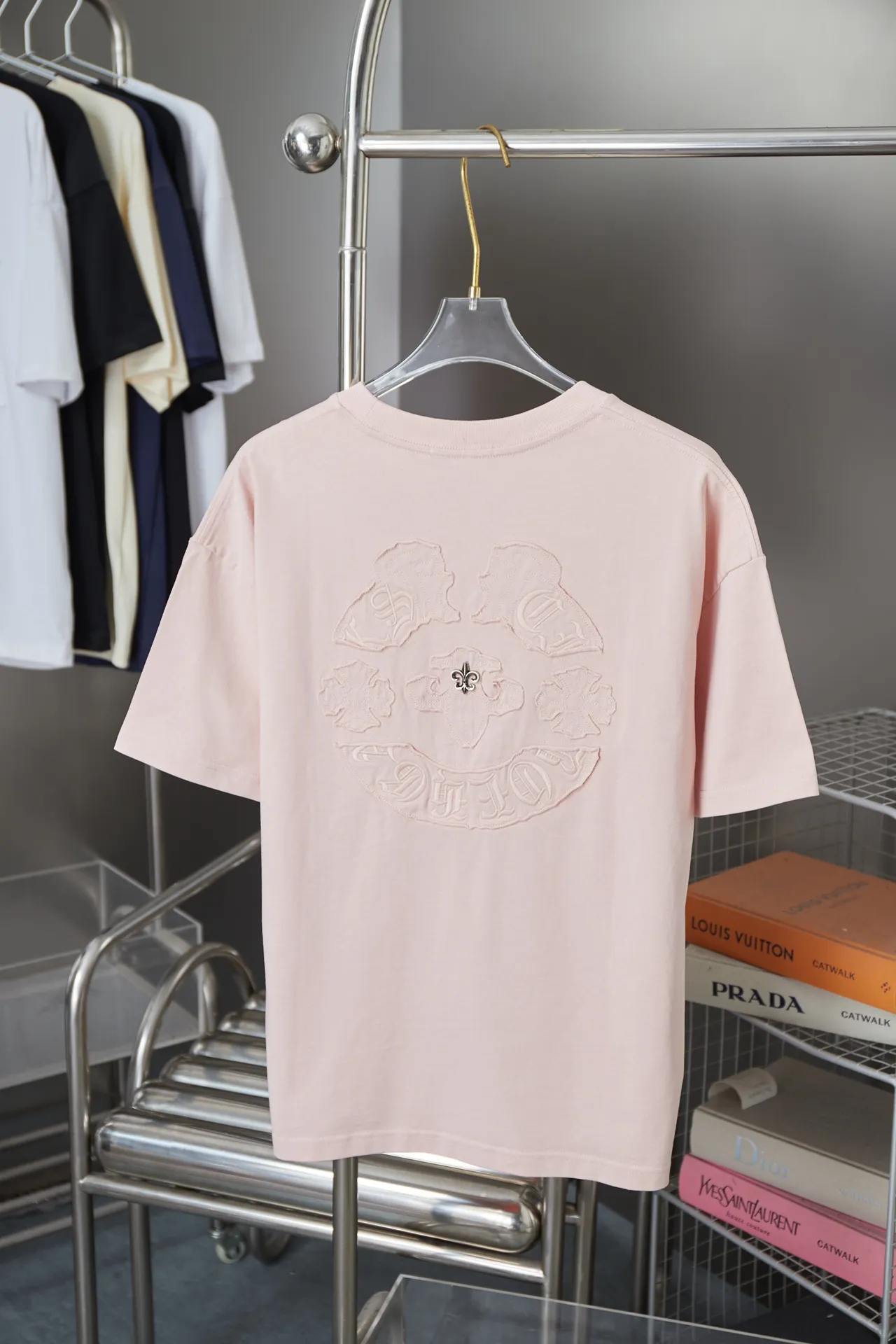 🅿️200 Ch*ome Hearte 25SS early spring new style, appliqué embroidered heart cross short sleeves, light luxury, essential item for daily commuting for men and women, correct version, welcome to compare, detailed features · 320g 100% pure cotton double yarn jersey fabric · Custom dyed in the same vat, special thickened 32 pieces double-strand 1X1 thread · Imported Tajima machine embroidery tatami embroidery ➕This cloth patch embroidery · Hand-stitched Croxin hardware · Double-needle cross-stitching process · Original main mark, washed tag, branded moisture-proof paper packaging Color: black/white/pink Size: S/M/L/XL